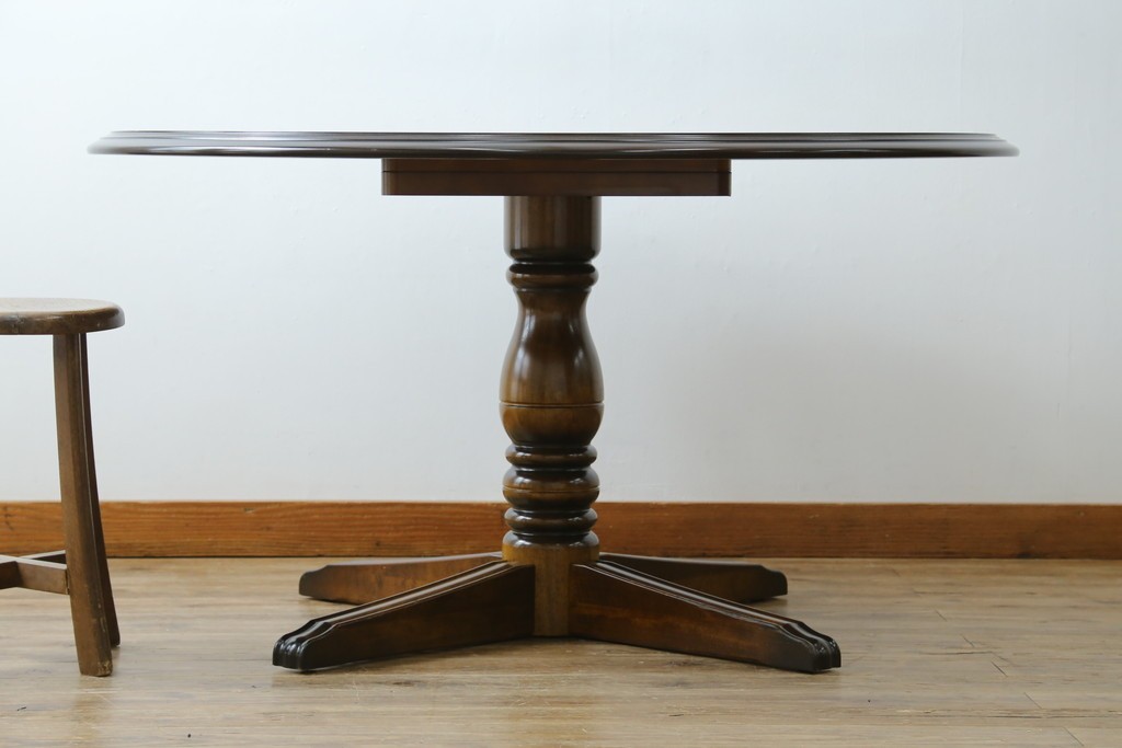 中古　美品　カリモク家具(karimoku)　COLONIAL(コロニアル)シリーズ　挽き物脚の丸型ダイニングテーブル　(R-086408)