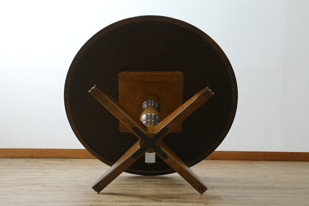 中古　美品　カリモク家具(karimoku)　COLONIAL(コロニアル)シリーズ　挽き物脚の丸型ダイニングテーブル　(R-086408)
