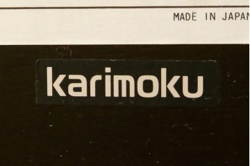 中古　美品　カリモク家具(karimoku)　COLONIAL(コロニアル)シリーズ　挽き物脚の丸型ダイニングテーブル　(R-086408)