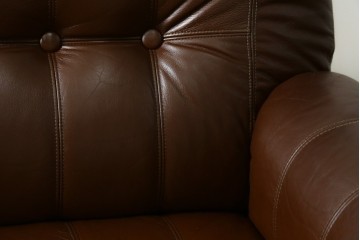和製ヴィンテージ　maruni(マルニ木工)　希少　オールドマルニ　ボタン留めキルティングが上品な本革ソファ　(R-086411)