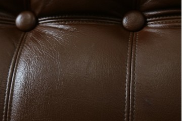 和製ヴィンテージ　maruni(マルニ木工)　希少　オールドマルニ　ボタン留めキルティングが上品な本革ソファ　(R-086411)