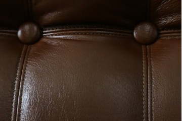 和製ヴィンテージ　maruni(マルニ木工)　希少　オールドマルニ　ボタン留めキルティングが上品な本革ソファ　(R-086411)