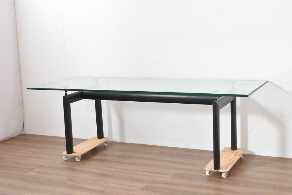 中古　美品　Cassina(カッシーナ)　LC6　スタイリッシュなガラストップのダイニングテーブル　定価約110万円　(R-086414)