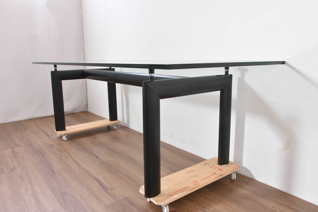 中古　美品　Cassina(カッシーナ)　LC6　スタイリッシュなガラストップのダイニングテーブル　定価約110万円　(R-086414)