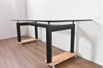 中古　美品　Cassina(カッシーナ)　LC6　スタイリッシュなガラストップのダイニングテーブル　定価約110万円　(R-086414)
