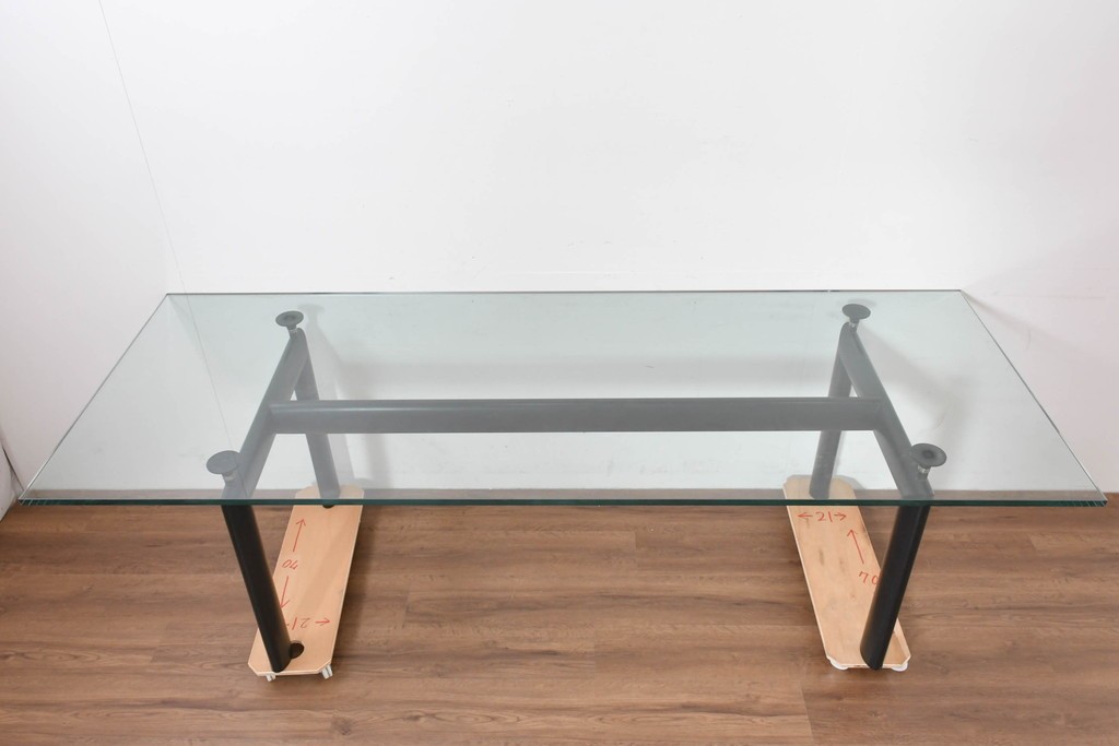 中古　美品　Cassina(カッシーナ)　LC6　スタイリッシュなガラストップのダイニングテーブル　定価約110万円　(R-086414)