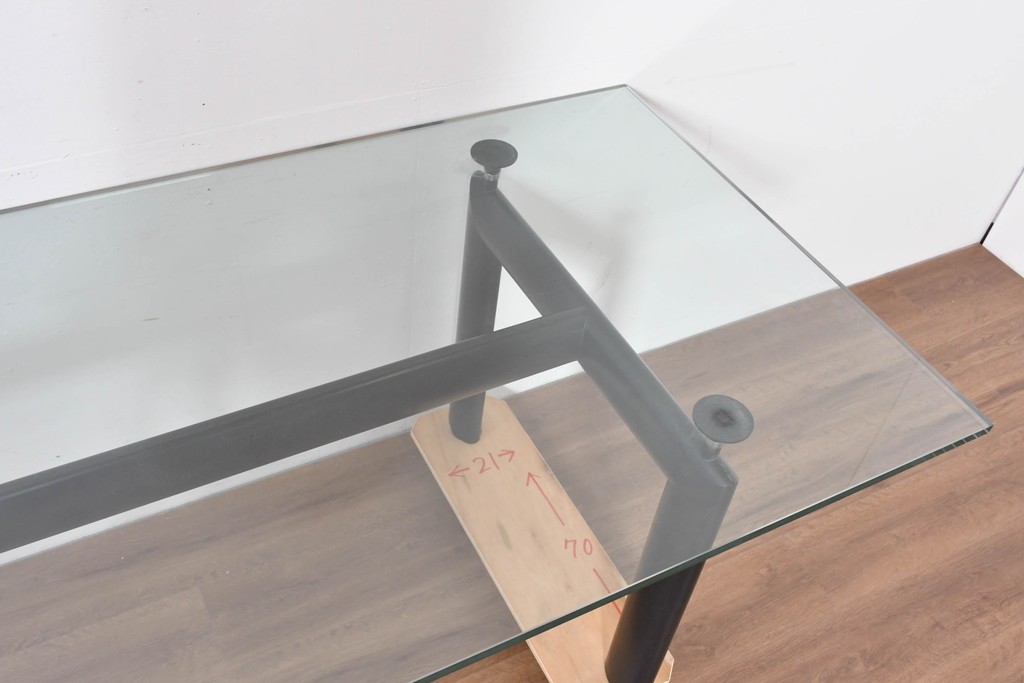 中古　美品　Cassina(カッシーナ)　LC6　スタイリッシュなガラストップのダイニングテーブル　定価約110万円　(R-086414)