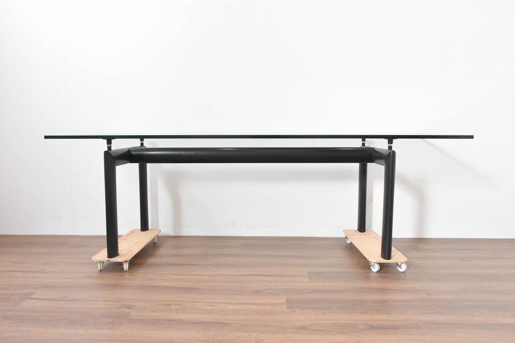 中古　美品　Cassina(カッシーナ)　LC6　スタイリッシュなガラストップのダイニングテーブル　定価約110万円　(R-086414)