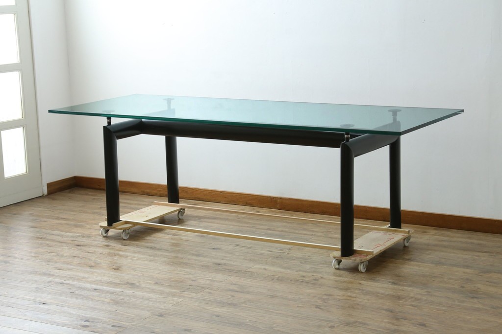 中古　美品　Cassina(カッシーナ)　LC6　スタイリッシュなガラストップのダイニングテーブル　定価約110万円　(R-086414)