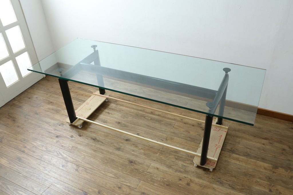 中古　美品　Cassina(カッシーナ)　LC6　スタイリッシュなガラストップのダイニングテーブル　定価約110万円　(R-086414)