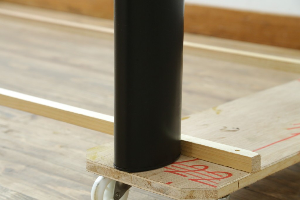 中古　美品　Cassina(カッシーナ)　LC6　スタイリッシュなガラストップのダイニングテーブル　定価約110万円　(R-086414)