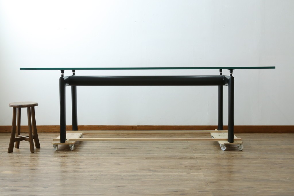 中古　美品　Cassina(カッシーナ)　LC6　スタイリッシュなガラストップのダイニングテーブル　定価約110万円　(R-086414)