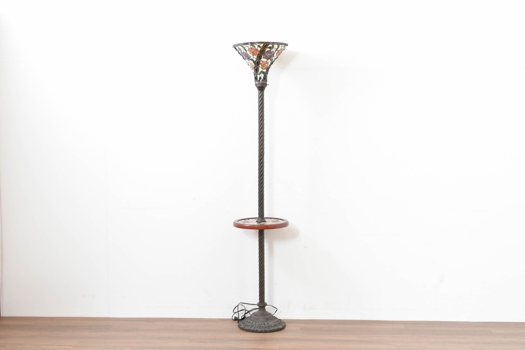 中古　テーブル付き　ローズのモチーフが華やかなステンドグラスのフロアスタンド　(R-086417)