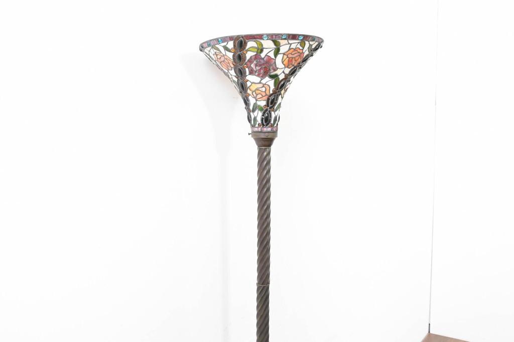 中古　テーブル付き　ローズのモチーフが華やかなステンドグラスのフロアスタンド　(R-086417)
