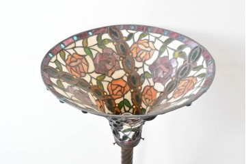 中古　テーブル付き　ローズのモチーフが華やかなステンドグラスのフロアスタンド　(R-086417)