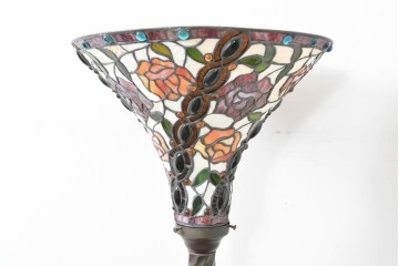 中古　テーブル付き　ローズのモチーフが華やかなステンドグラスのフロアスタンド　(R-086417)