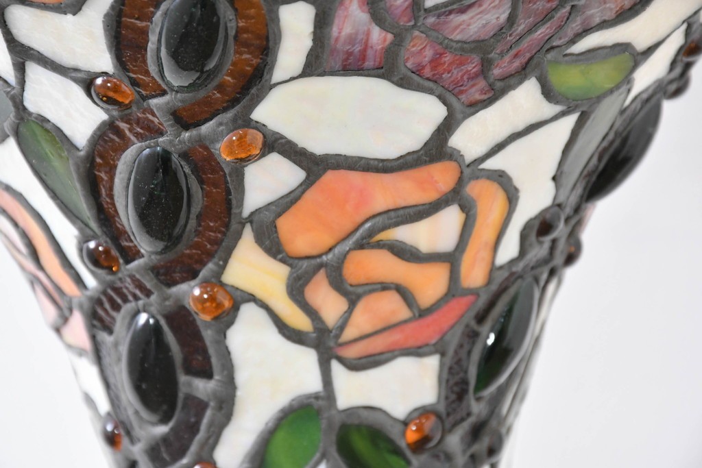 中古　テーブル付き　ローズのモチーフが華やかなステンドグラスのフロアスタンド　(R-086417)