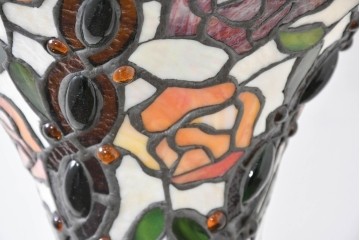 中古　テーブル付き　ローズのモチーフが華やかなステンドグラスのフロアスタンド　(R-086417)