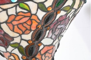 中古　テーブル付き　ローズのモチーフが華やかなステンドグラスのフロアスタンド　(R-086417)