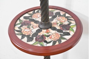 中古　テーブル付き　ローズのモチーフが華やかなステンドグラスのフロアスタンド　(R-086417)