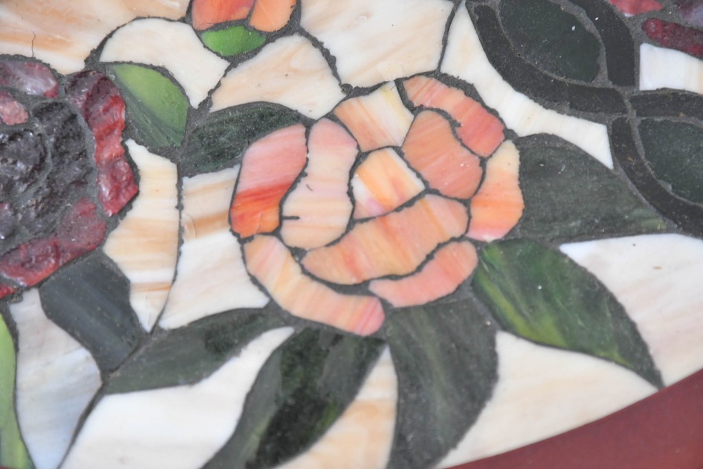 中古　テーブル付き　ローズのモチーフが華やかなステンドグラスのフロアスタンド　(R-086417)