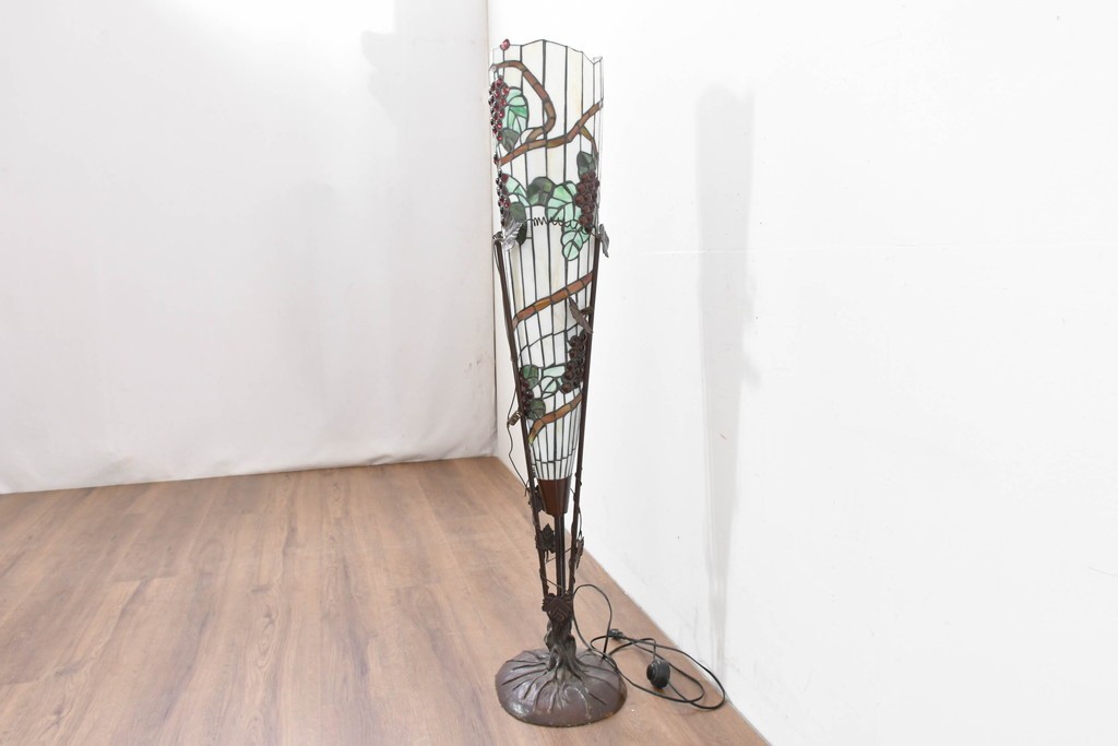 中古　立体的な葡萄モチーフが目を引くステンドグラスのフロアスタンド　(R-086418)