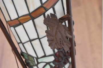 中古　立体的な葡萄モチーフが目を引くステンドグラスのフロアスタンド　(R-086418)