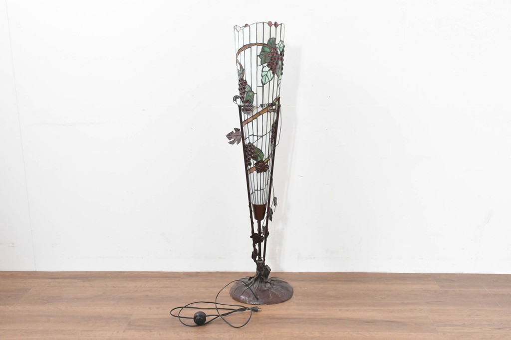 中古　立体的な葡萄モチーフが目を引くステンドグラスのフロアスタンド　(R-086418)