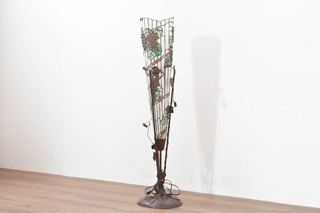 中古　立体的な葡萄モチーフが目を引くステンドグラスのフロアスタンド　(R-086419)