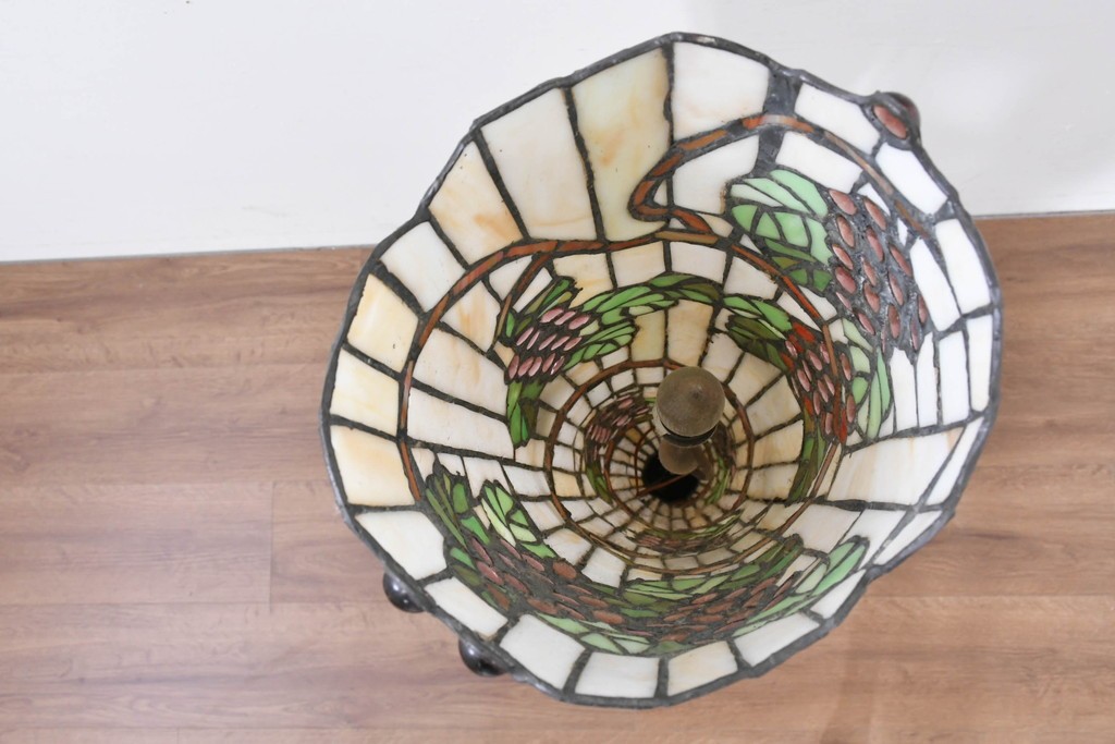中古　立体的な葡萄モチーフが目を引くステンドグラスのフロアスタンド　(R-086419)