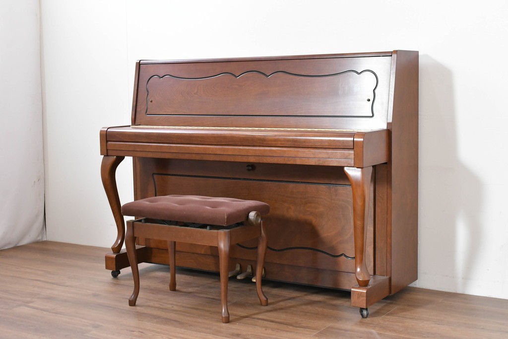 中古　美品　KAWAI(河合楽器製作所)　C-113N　樺材　曲線的な脚部と装飾が上品なアップライトピアノとスツールのセット　(R-086421)