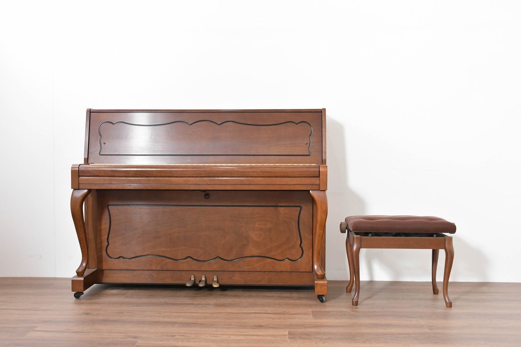 中古　美品　KAWAI(河合楽器製作所)　C-113N　樺材　曲線的な脚部と装飾が上品なアップライトピアノとスツールのセット　(R-086421)