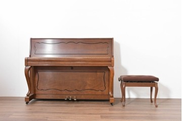 中古　美品　KAWAI(河合楽器製作所)　C-113N　樺材　曲線的な脚部と装飾が上品なアップライトピアノとスツールのセット　(R-086421)