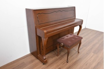 中古　美品　KAWAI(河合楽器製作所)　C-113N　樺材　曲線的な脚部と装飾が上品なアップライトピアノとスツールのセット　(R-086421)