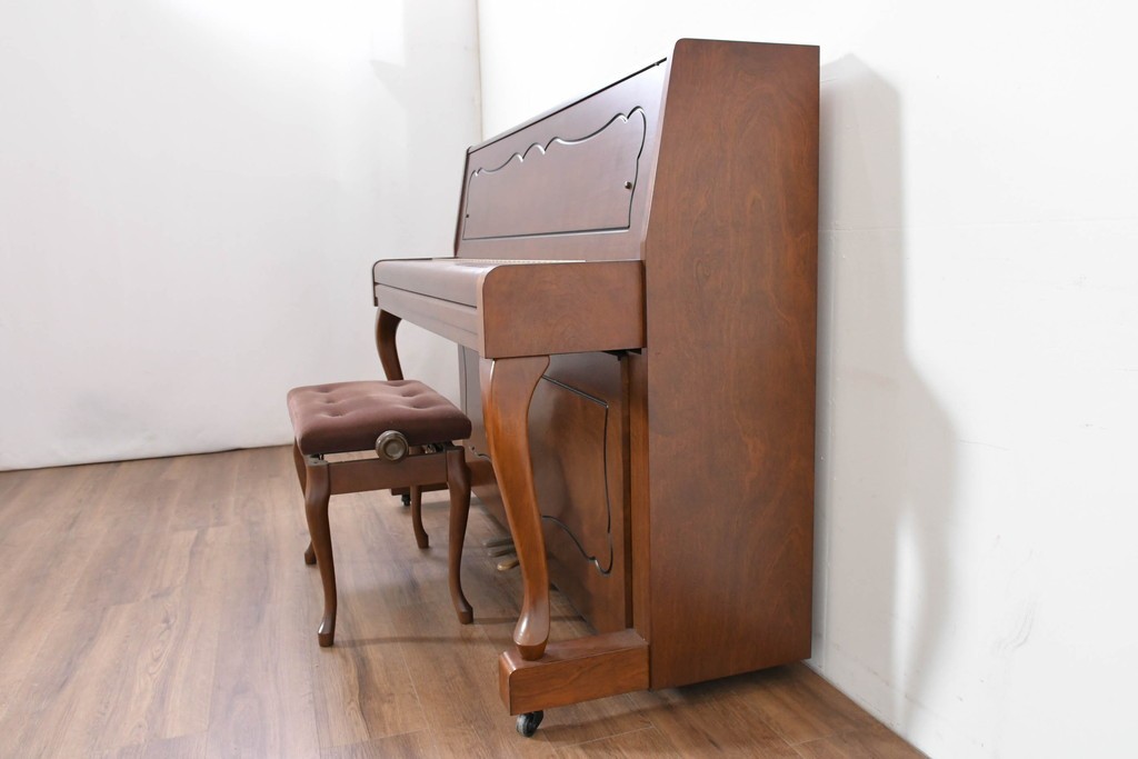 中古　美品　KAWAI(河合楽器製作所)　C-113N　樺材　曲線的な脚部と装飾が上品なアップライトピアノとスツールのセット　(R-086421)