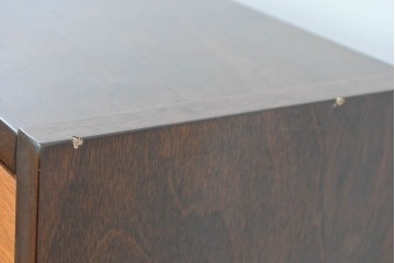 中古　美品　KAWAI(河合楽器製作所)　C-113N　樺材　曲線的な脚部と装飾が上品なアップライトピアノとスツールのセット　(R-086421)