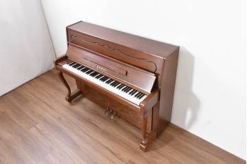 中古　美品　KAWAI(河合楽器製作所)　C-113N　樺材　曲線的な脚部と装飾が上品なアップライトピアノとスツールのセット　(R-086421)
