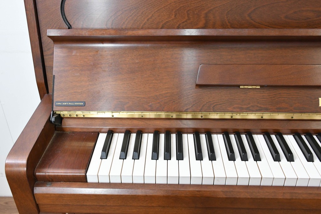 中古　美品　KAWAI(河合楽器製作所)　C-113N　樺材　曲線的な脚部と装飾が上品なアップライトピアノとスツールのセット　(R-086421)