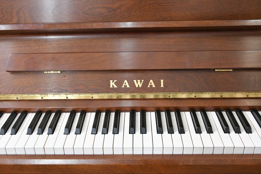 中古　美品　KAWAI(河合楽器製作所)　C-113N　樺材　曲線的な脚部と装飾が上品なアップライトピアノとスツールのセット　(R-086421)