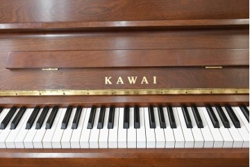 中古　美品　KAWAI(河合楽器製作所)　C-113N　樺材　曲線的な脚部と装飾が上品なアップライトピアノとスツールのセット　(R-086421)