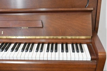 中古　美品　KAWAI(河合楽器製作所)　C-113N　樺材　曲線的な脚部と装飾が上品なアップライトピアノとスツールのセット　(R-086421)