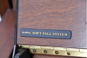 中古　美品　KAWAI(河合楽器製作所)　C-113N　樺材　曲線的な脚部と装飾が上品なアップライトピアノとスツールのセット　(R-086421)