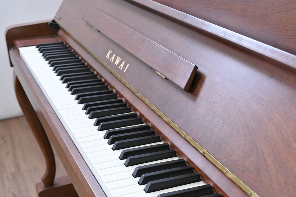 中古　美品　KAWAI(河合楽器製作所)　C-113N　樺材　曲線的な脚部と装飾が上品なアップライトピアノとスツールのセット　(R-086421)