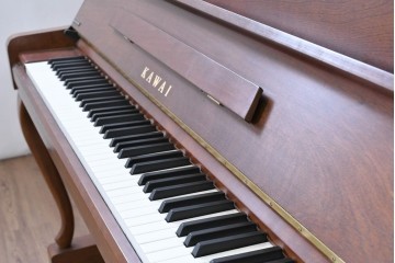 中古　美品　KAWAI(河合楽器製作所)　C-113N　樺材　曲線的な脚部と装飾が上品なアップライトピアノとスツールのセット　(R-086421)