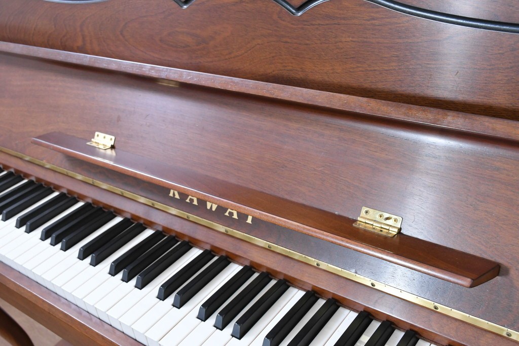 中古　美品　KAWAI(河合楽器製作所)　C-113N　樺材　曲線的な脚部と装飾が上品なアップライトピアノとスツールのセット　(R-086421)