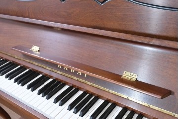 中古　美品　KAWAI(河合楽器製作所)　C-113N　樺材　曲線的な脚部と装飾が上品なアップライトピアノとスツールのセット　(R-086421)