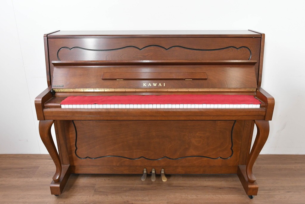 中古　美品　KAWAI(河合楽器製作所)　C-113N　樺材　曲線的な脚部と装飾が上品なアップライトピアノとスツールのセット　(R-086421)