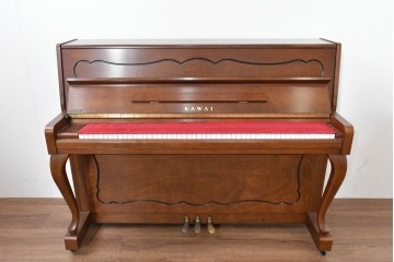 中古　美品　KAWAI(河合楽器製作所)　C-113N　樺材　曲線的な脚部と装飾が上品なアップライトピアノとスツールのセット　(R-086421)