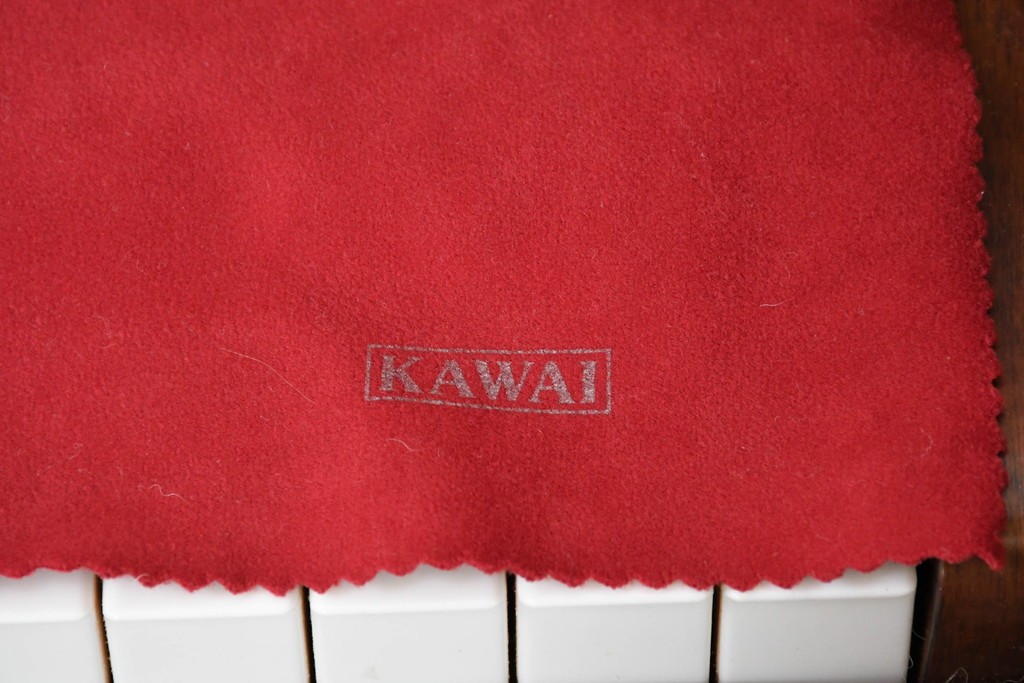 中古　美品　KAWAI(河合楽器製作所)　C-113N　樺材　曲線的な脚部と装飾が上品なアップライトピアノとスツールのセット　(R-086421)