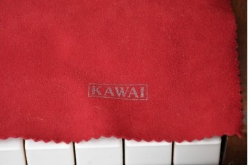 中古　美品　KAWAI(河合楽器製作所)　C-113N　樺材　曲線的な脚部と装飾が上品なアップライトピアノとスツールのセット　(R-086421)